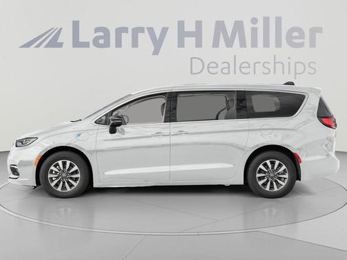 Bright White Clearcoat 2024 Chrysler Pacifica L