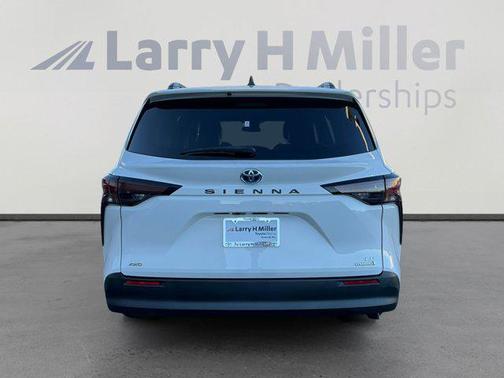 2023 Toyota Sienna LE