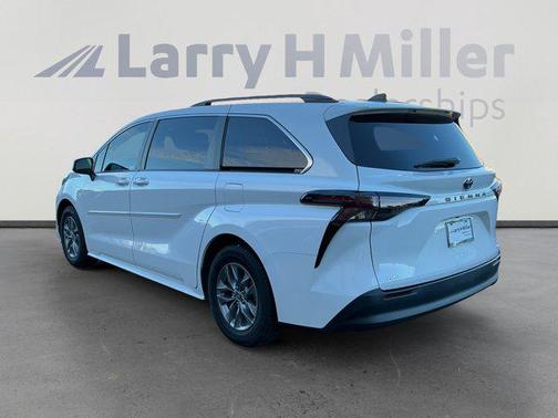 2023 Toyota Sienna LE