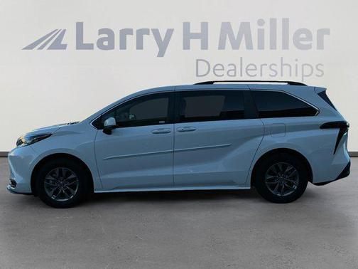 2023 Toyota Sienna LE