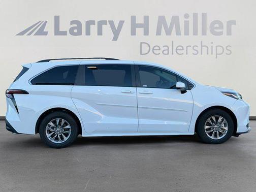 2023 Toyota Sienna LE