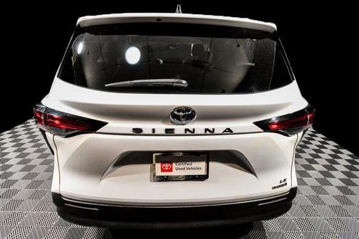 2021 Toyota Sienna LE
