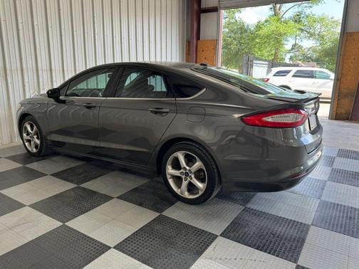 Gray 2016 Ford Fusion SE