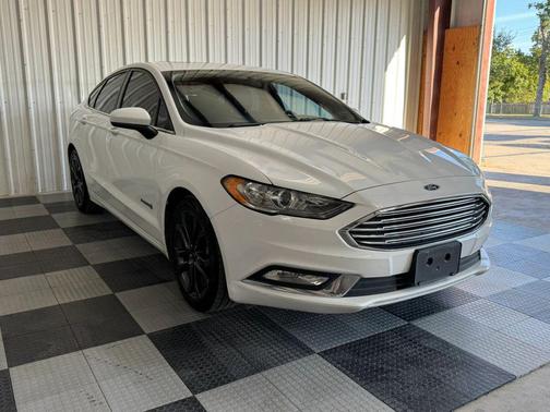 White 2018 Ford Fusion Hybrid SE