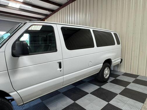 Oxford White Clearcoat 2009 Ford E350 Super Duty XL Wagon
