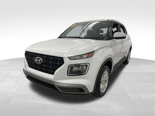 Ceramic White 2022 Hyundai VENUE SE