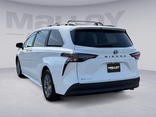 2025 Toyota Sienna LE