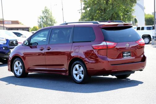 2019 Toyota Sienna LE