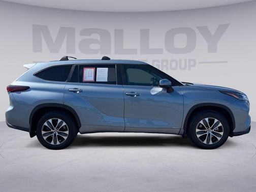 Moon Dust 2024 Toyota Highlander Hybrid XLE