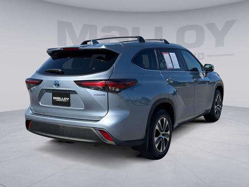 Moon Dust 2024 Toyota Highlander Hybrid XLE