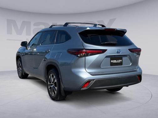 Moon Dust 2024 Toyota Highlander Hybrid XLE
