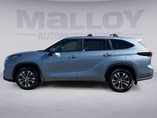 Moon Dust 2024 Toyota Highlander Hybrid XLE