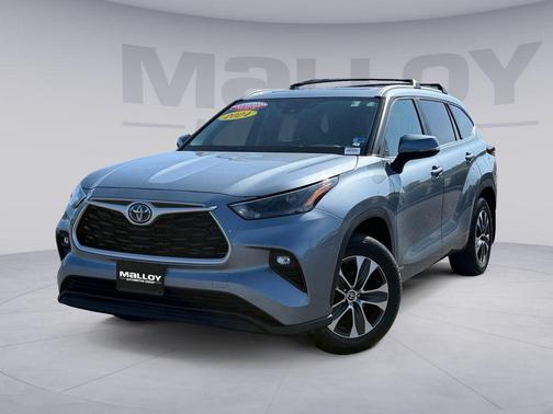 Moon Dust 2024 Toyota Highlander Hybrid XLE