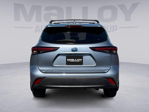 Moon Dust 2024 Toyota Highlander Hybrid XLE