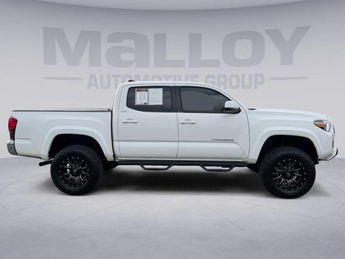 White 2022 Toyota Tacoma SR5