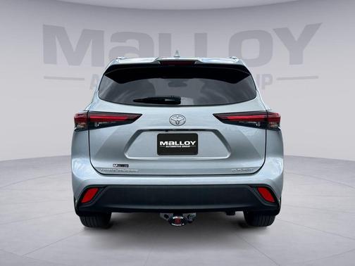 Celestial Silver Metallic 2024 Toyota Highlander XLE