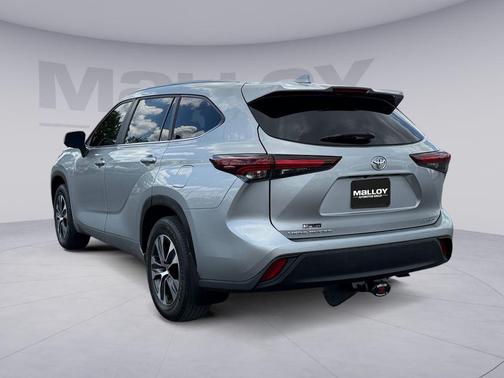 Celestial Silver Metallic 2024 Toyota Highlander XLE