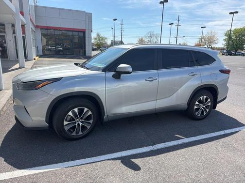 Celestial Silver Metallic 2024 Toyota Highlander XLE
