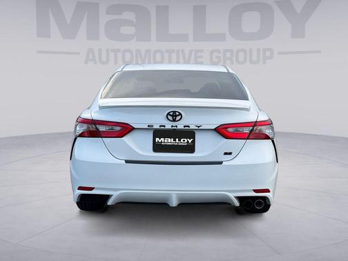 Super White 2018 Toyota Camry SE