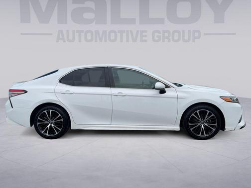 Super White 2018 Toyota Camry SE