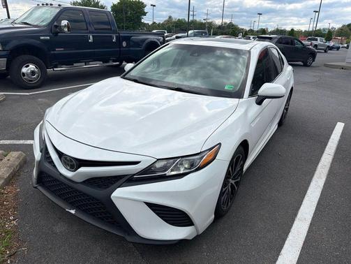 Super White 2018 Toyota Camry SE