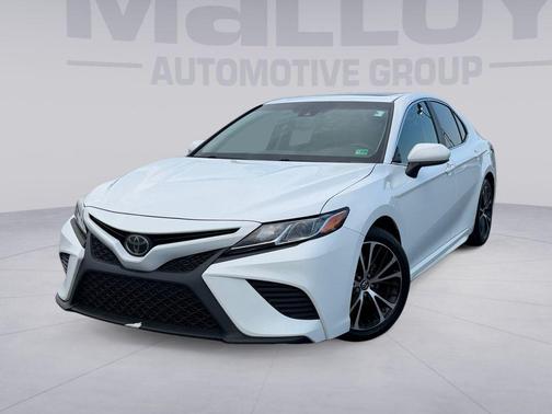 Super White 2018 Toyota Camry SE