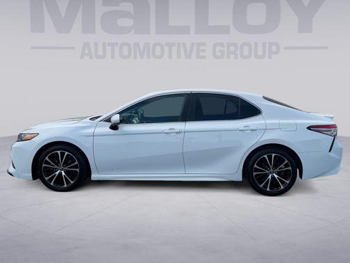 Super White 2018 Toyota Camry SE