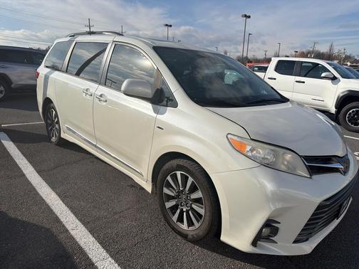 2018 Toyota Sienna XLE