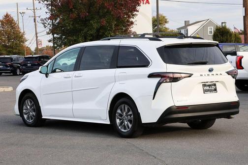 2025 Toyota Sienna LE