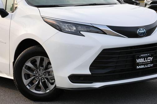 2025 Toyota Sienna LE