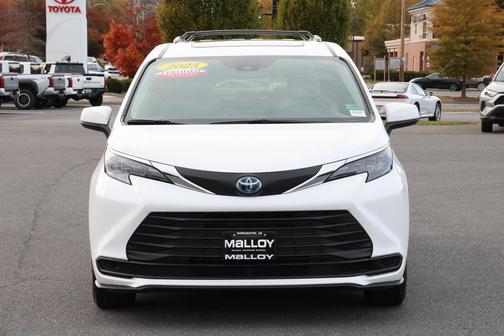 2025 Toyota Sienna LE