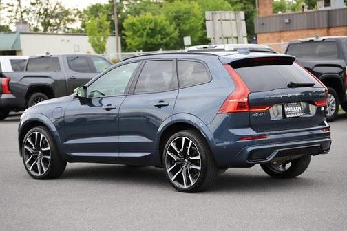 2024 Volvo XC60 Recharge Plug-In Hybrid T8 Ultimate Dark Theme
