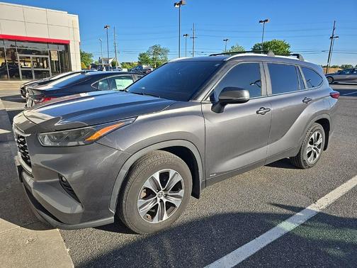 Magnetic Gray Metallic 2023 Toyota Highlander Hybrid XLE