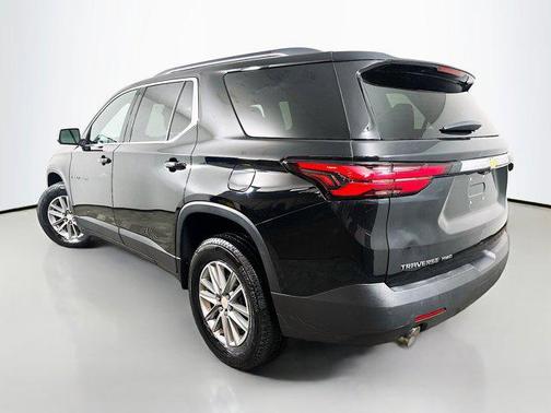 Mosaic Black Metallic 2023 Chevrolet Traverse LT Cloth
