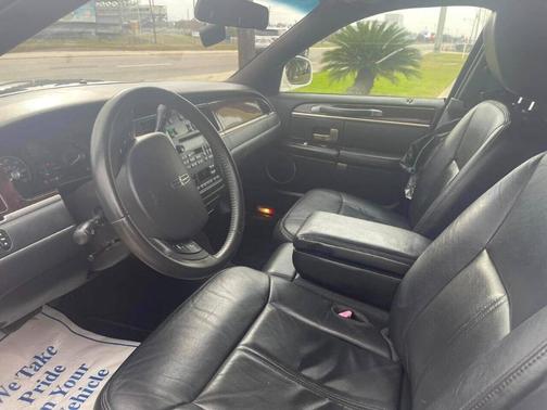 Vibrant White 2011 Lincoln Town Car Executive L