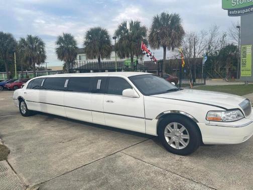 Vibrant White 2011 Lincoln Town Car Executive L