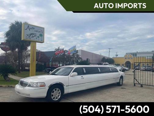 Vibrant White 2011 Lincoln Town Car Executive L