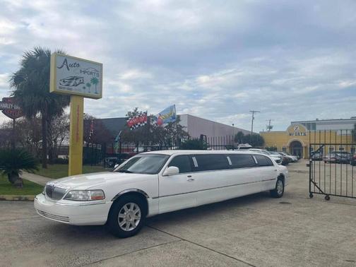 Vibrant White 2011 Lincoln Town Car Executive L