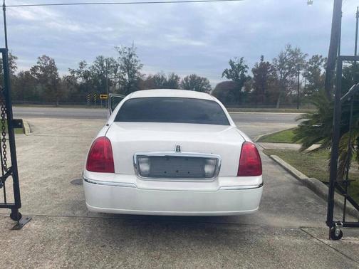 Vibrant White 2011 Lincoln Town Car Executive L