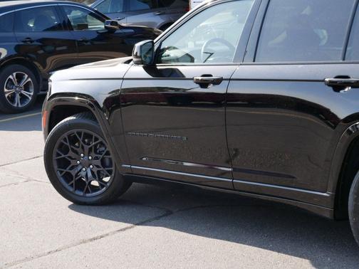 Diamond Black Crystal Pearlcoat 2023 Jeep Grand Cherokee L Summit Reserve