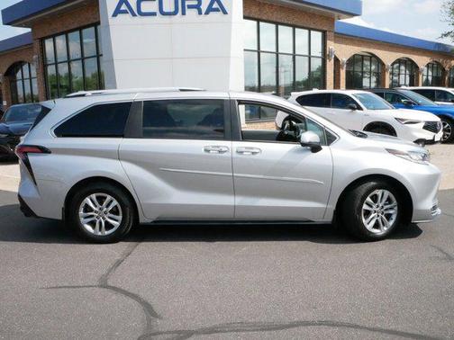 2022 Toyota Sienna Limited 7-Passenger