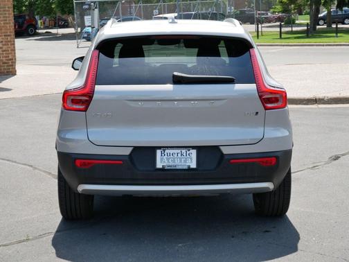 Silver Dawn Metallic 2025 Volvo XC40 B5 Core Bright Theme