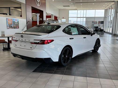 Ice 2026 Toyota Camry SE