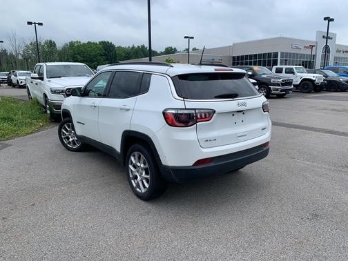 2022 Jeep Compass Latitude Lux