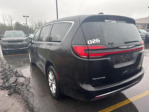 2025 Chrysler Pacifica Select