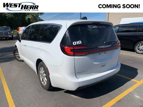 2025 Chrysler Pacifica Select