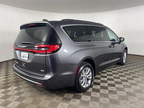 2022 Chrysler Pacifica Touring-L