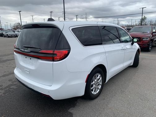 2025 Chrysler Pacifica Select
