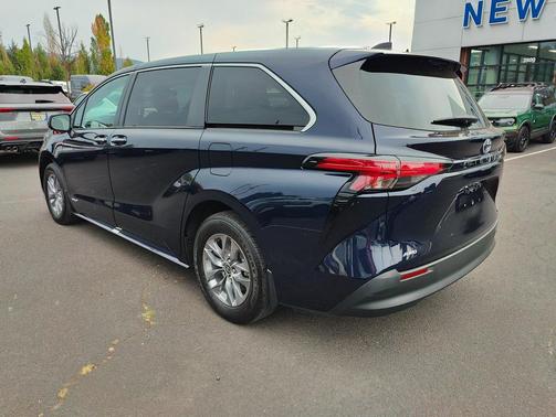2021 Toyota Sienna XLE 7 Passenger