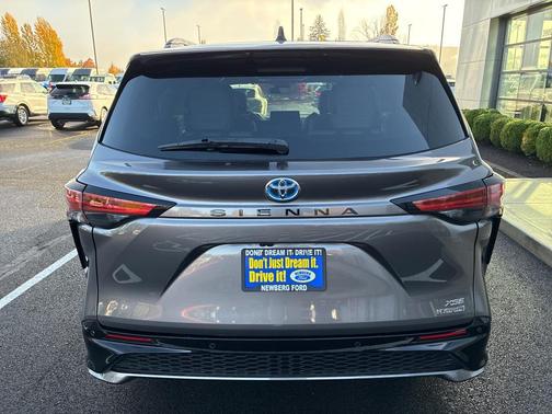 2021 Toyota Sienna XSE 7 Passenger